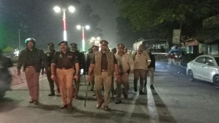 फोर्स के साथ गश्त करते डीसीपी काशी जोन आरएस गौतम