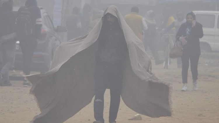 Trending News: Weather Update: Delhi-NCR covered in fog, people chill due to cold winds, delay in landing-flight of planes