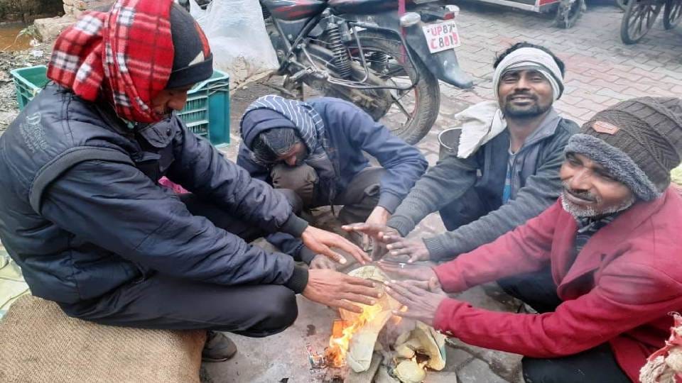 People troubled by cold and temperature reached 4 degrees and trains arrived late in Kasganj