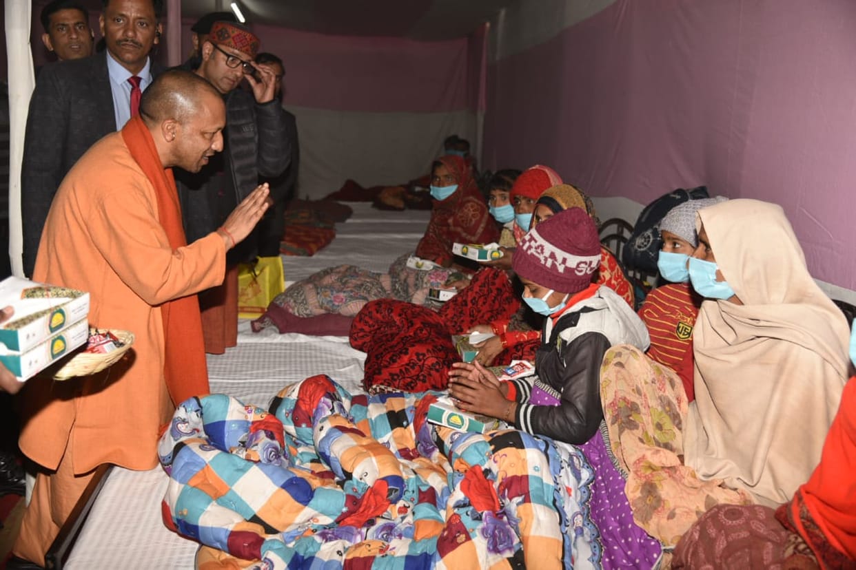 CM Yogi came out to know condition of night shelters in cold night in varanasi