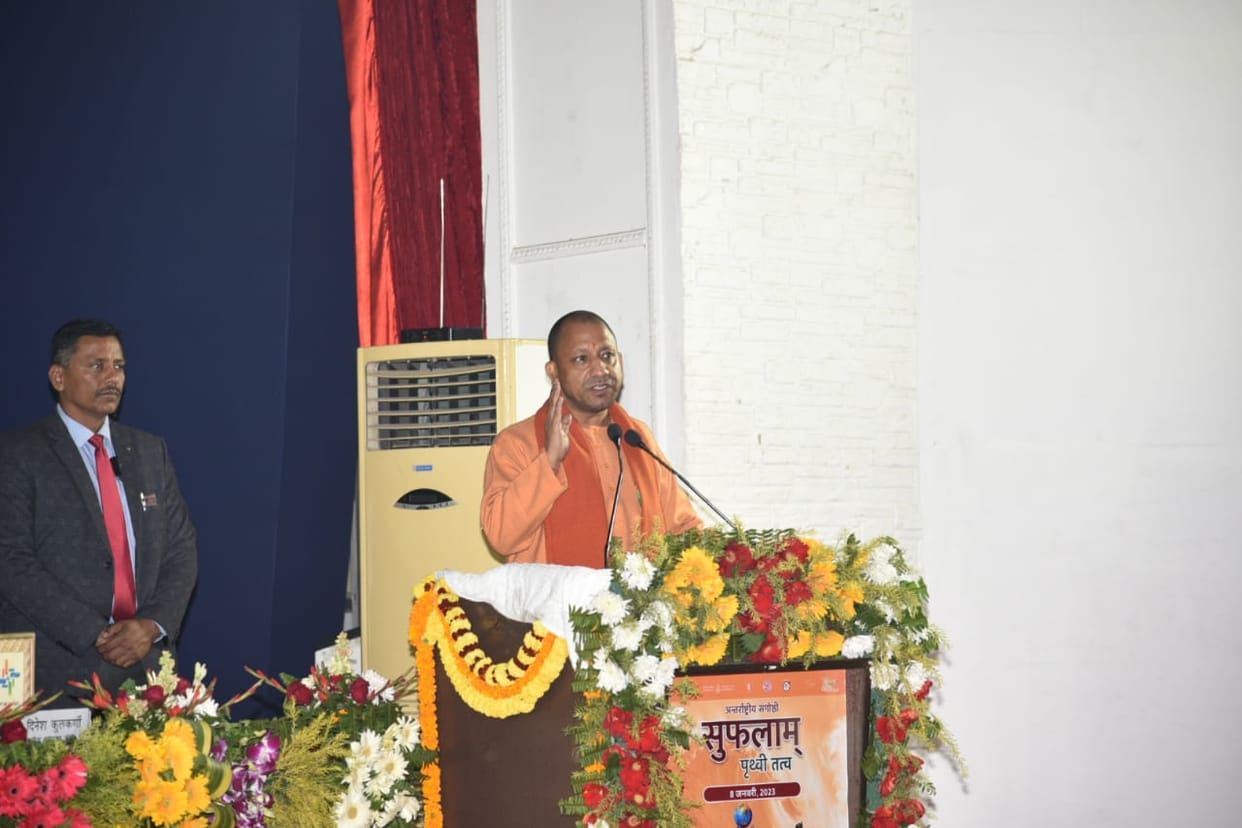 Chief Minister yogi aditayanath Varanasi visit address farmers in BHU and see condition of tent city