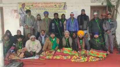 Sugarcane farmers protest by putting a noose around their neck in Lakhimpur