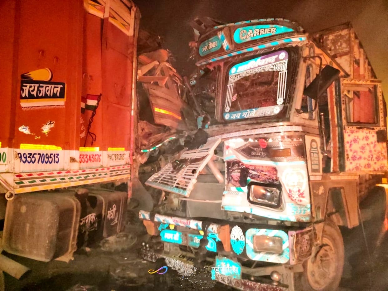 Banda: Truck driver killed, two injured in direct collision of two trucks