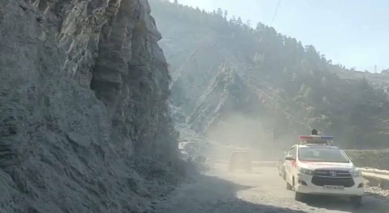 Joshimath is sinking Tourists are also in awe of landslides started avoiding tours Uttarakhand news in hindi