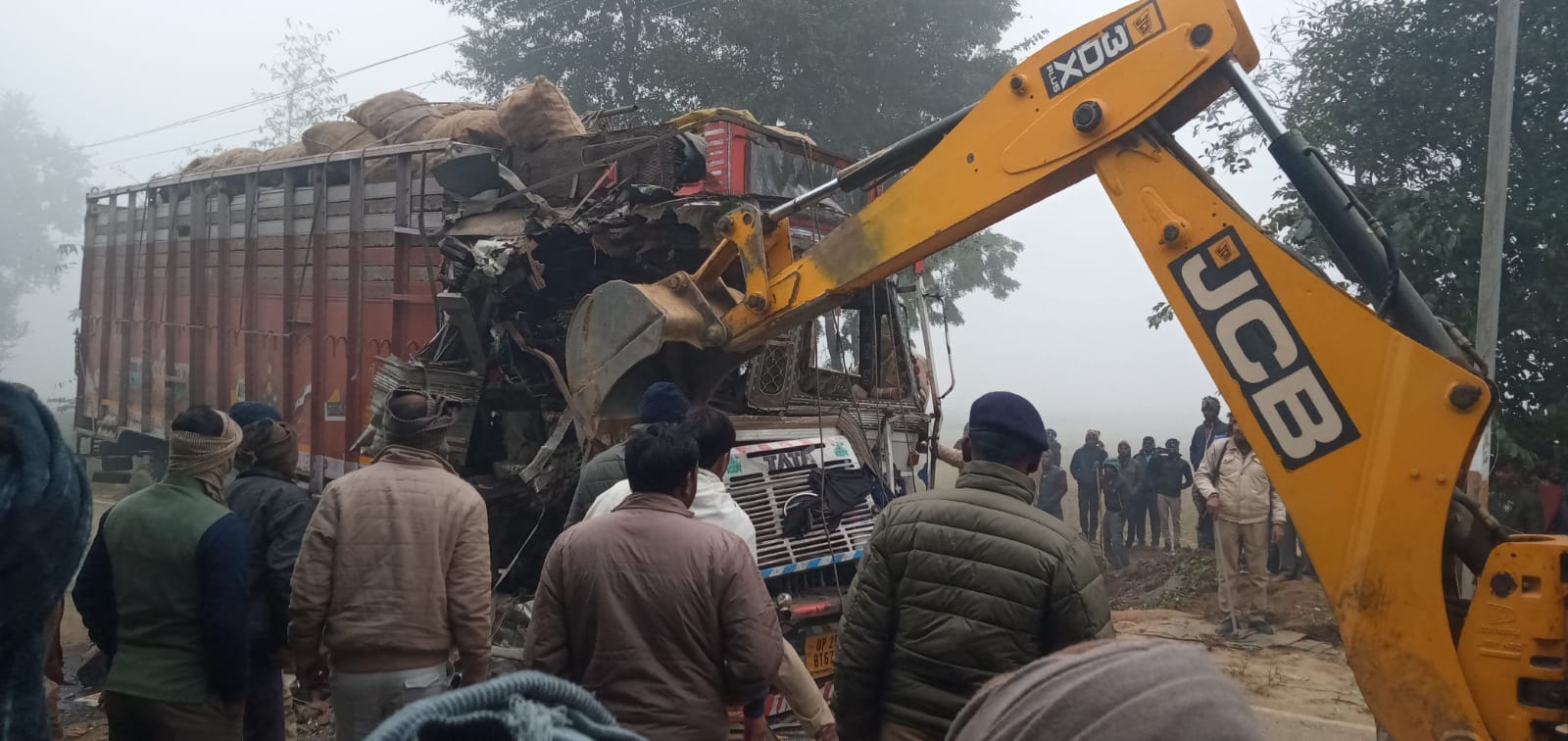 Farrukhabad Road Accident, After the loud noise there was an outcry, the injured kept suffering for 35 minutes
