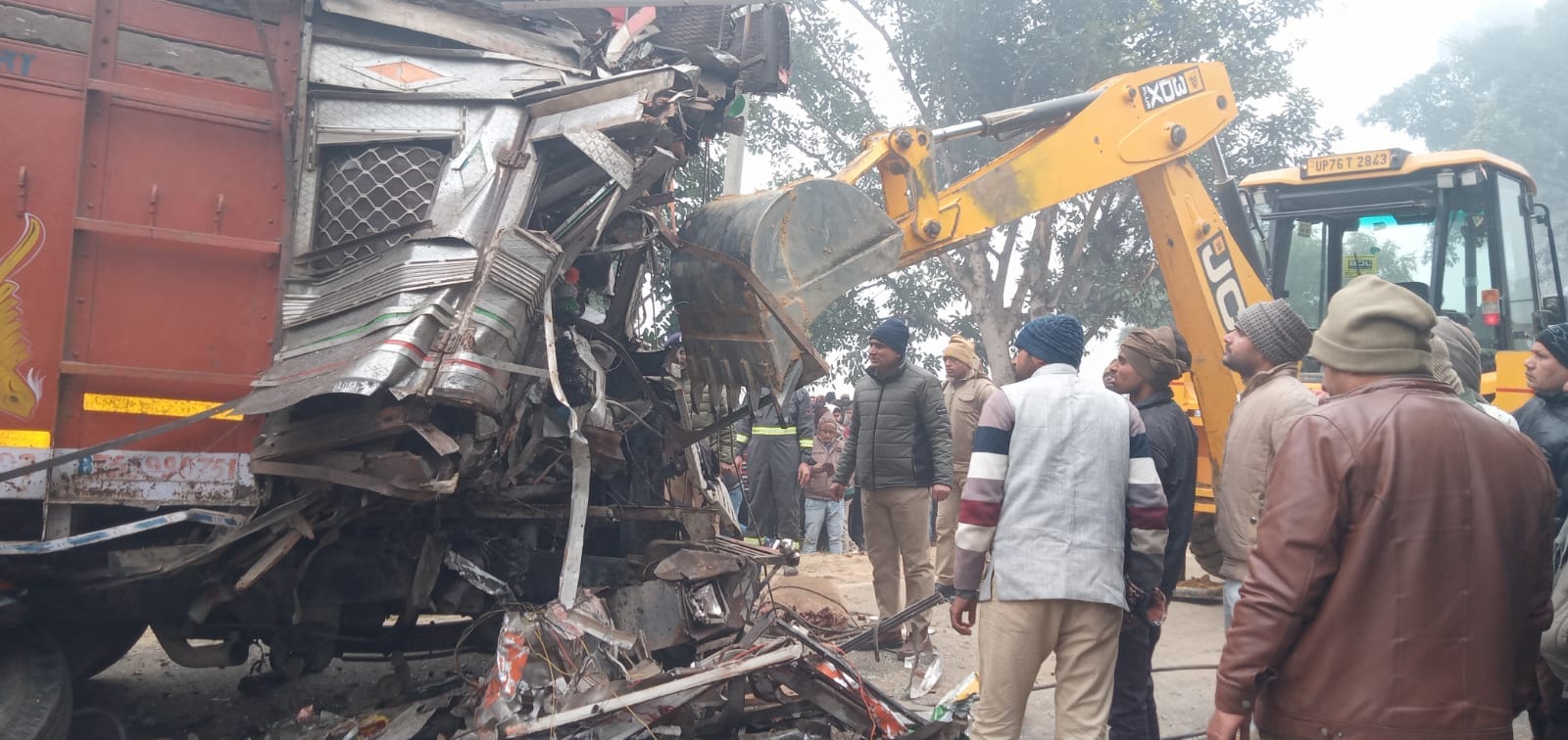 Farrukhabad Road Accident, After the loud noise there was an outcry, the injured kept suffering for 35 minutes