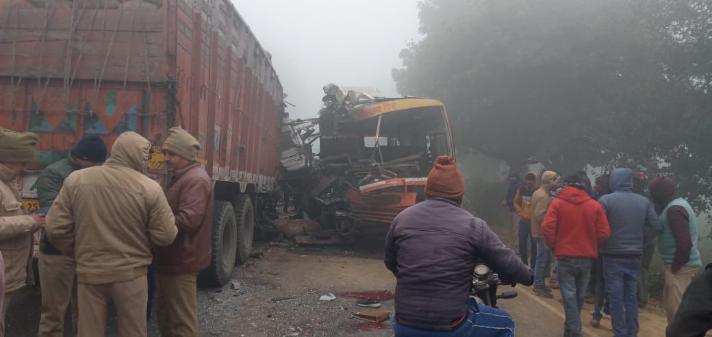 Farrukhabad Road Accident, After the loud noise there was an outcry, the injured kept suffering for 35 minutes