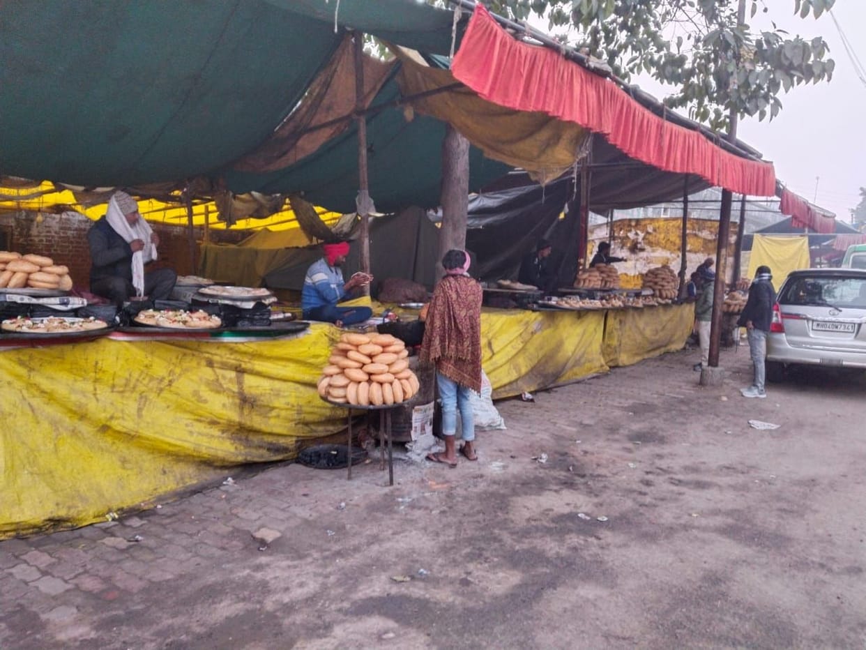 The brightness increased in Kabir Chaura, shops started decorating