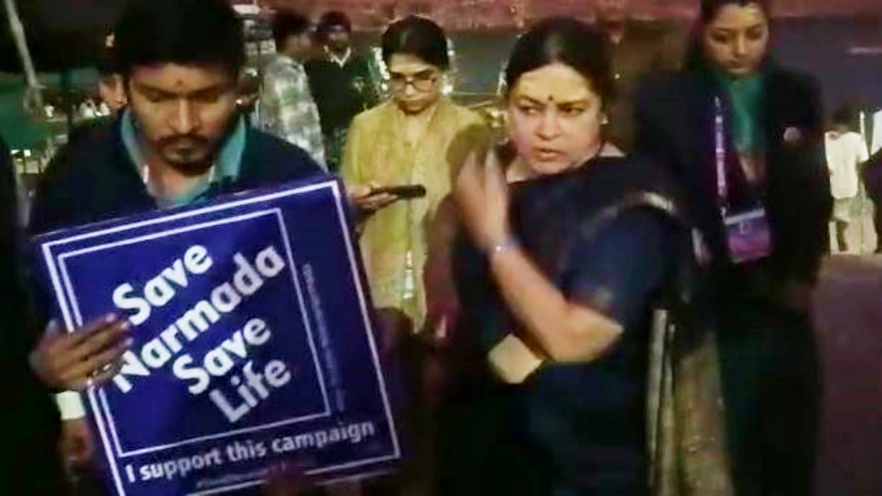 Meenakshi Lekhi got angry after seeing dirt and plastic at Narmada Ghat