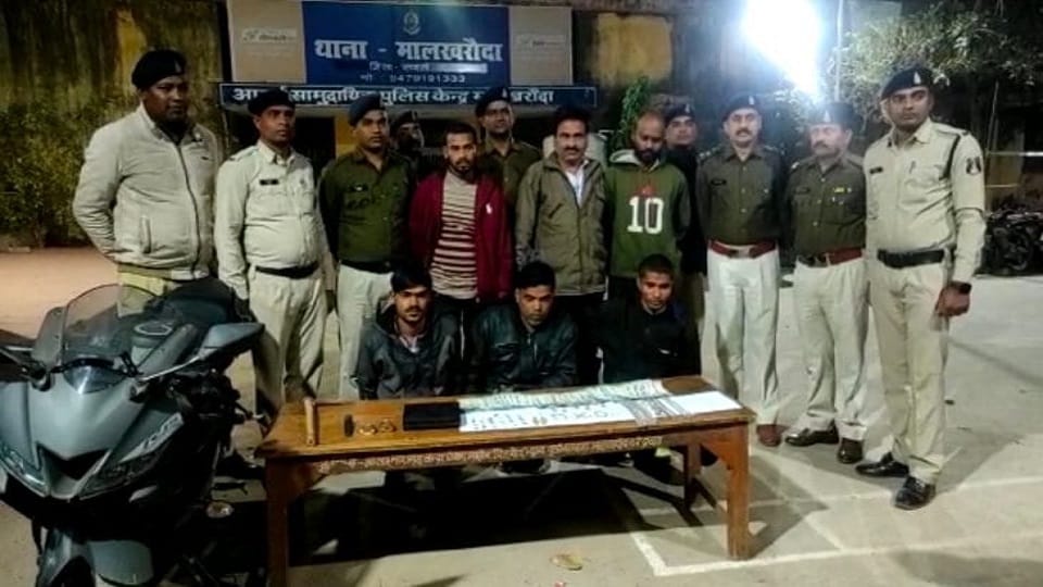 Cash and jewelry worth more than five lakhs stolen by breaking the lock of the house