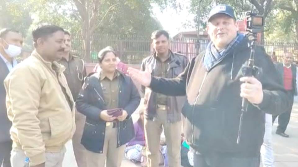 Blogger expensive earphones lost in Agra when he came to visit Taj from England police found and handed it