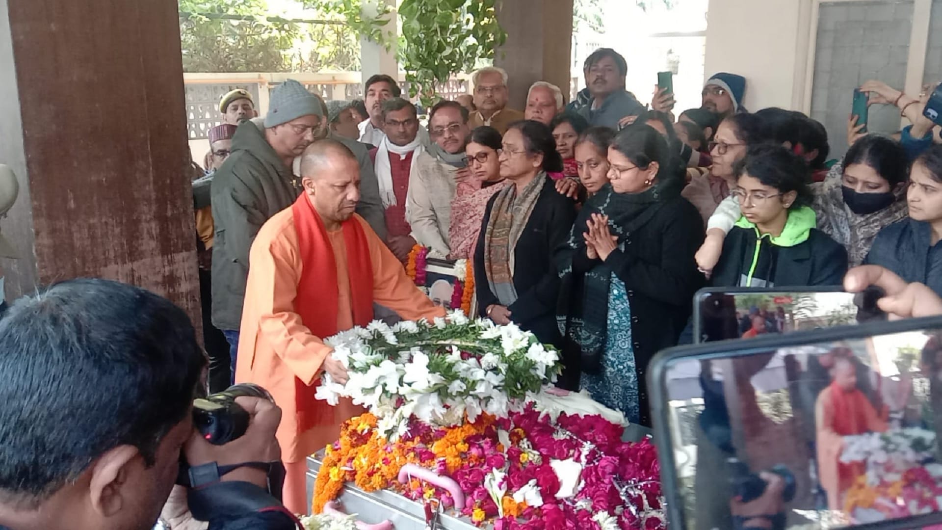 Former Governor Kesrinath merged in Panchatatva gathered in the funeral son lit