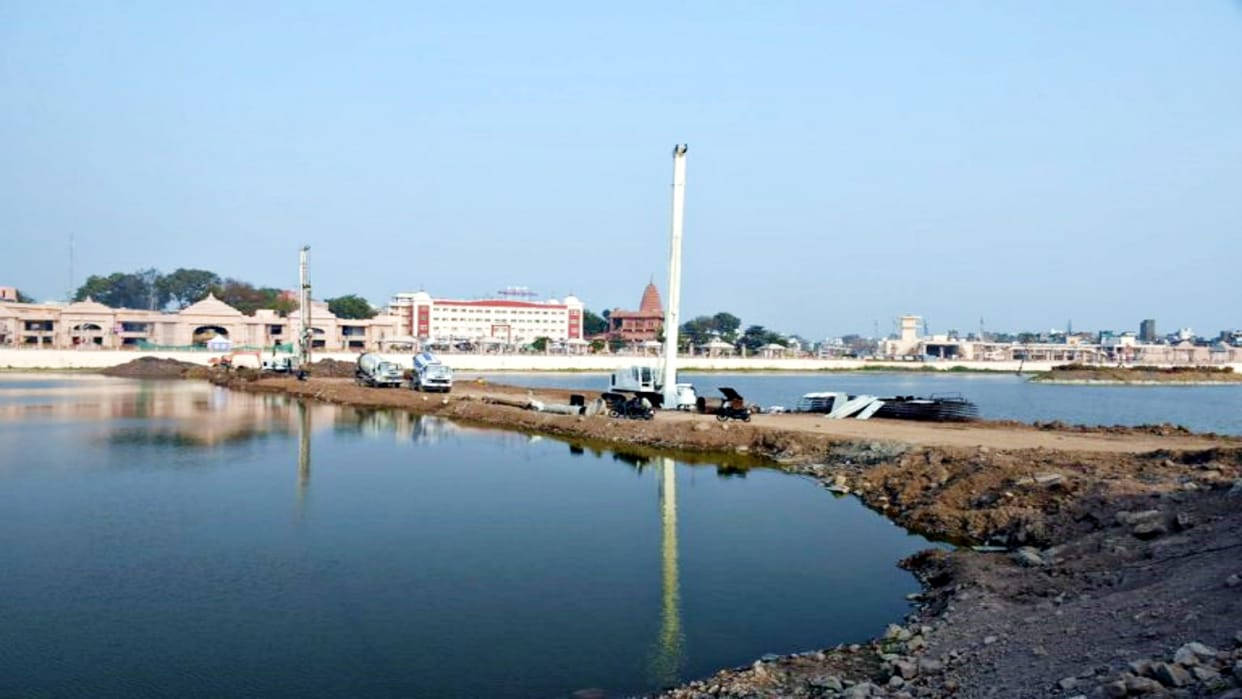 The work of the bridge connecting Mahakal Lok started