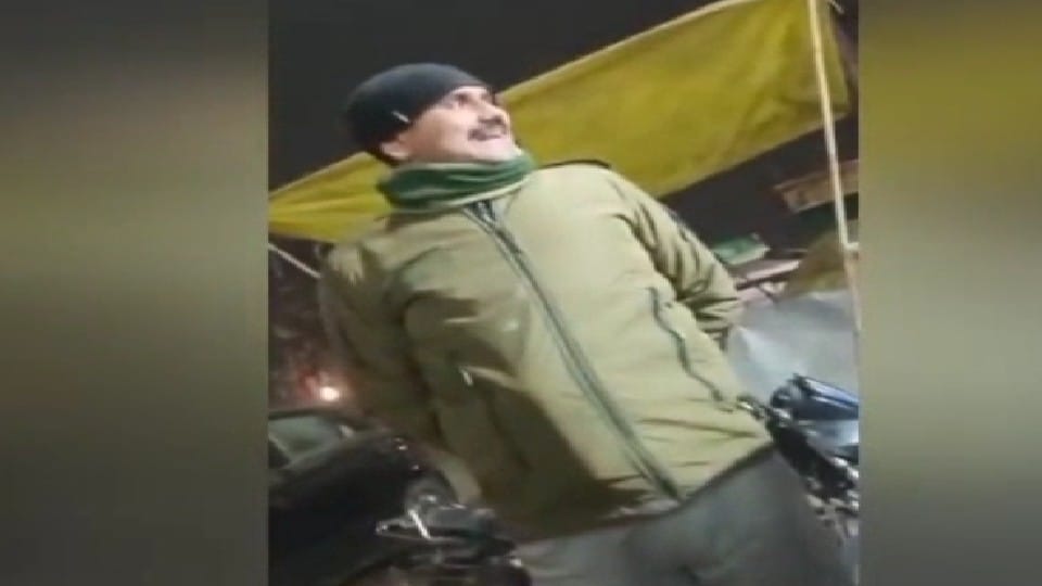 Drunken Constable threatens hotel staff for asking for food money in Bareilly
