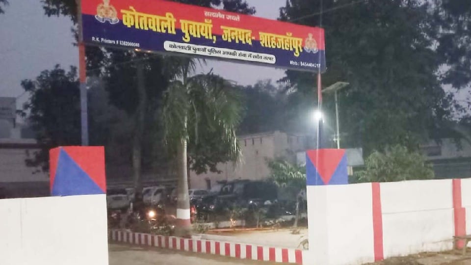 Constable beat up youth for making a video asking for money in Shahjahanpur