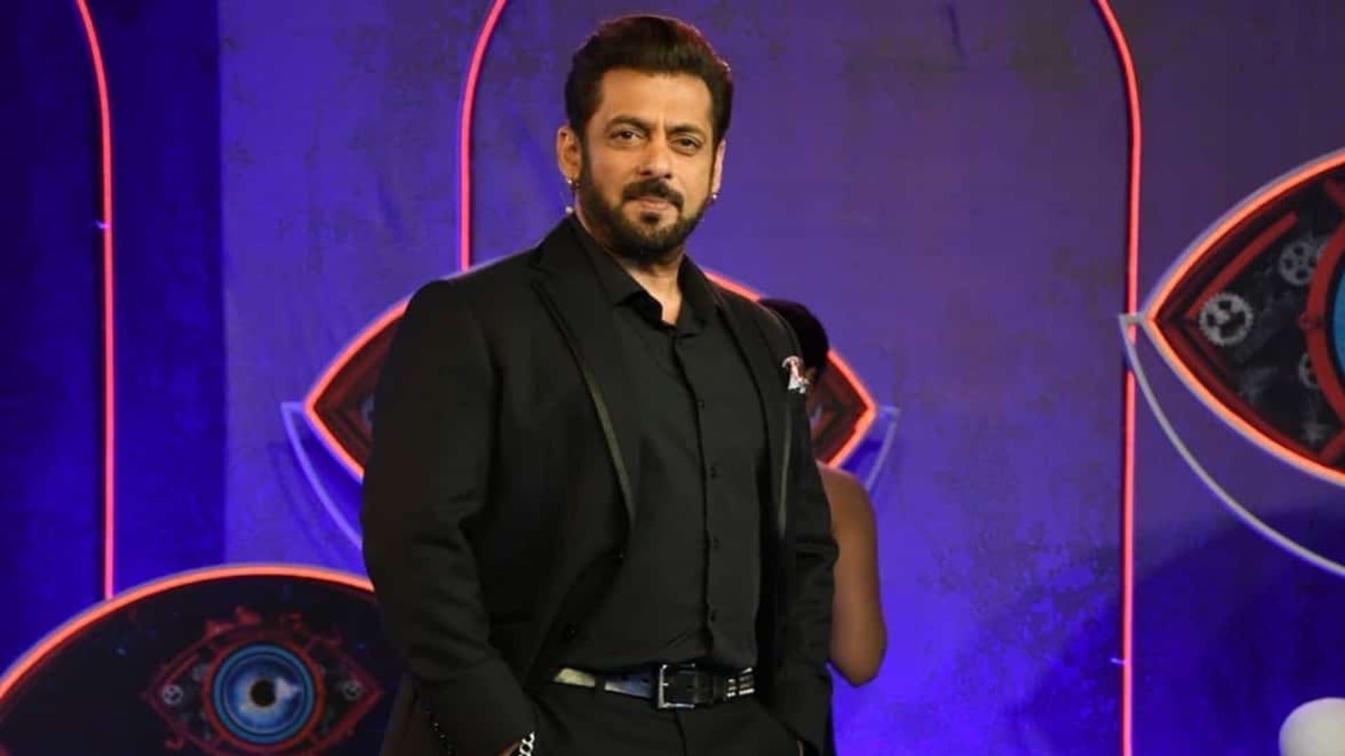Salman Khan Poses with Female Fan on the set of Tiger 3 Social Media Users Like Actor New Look