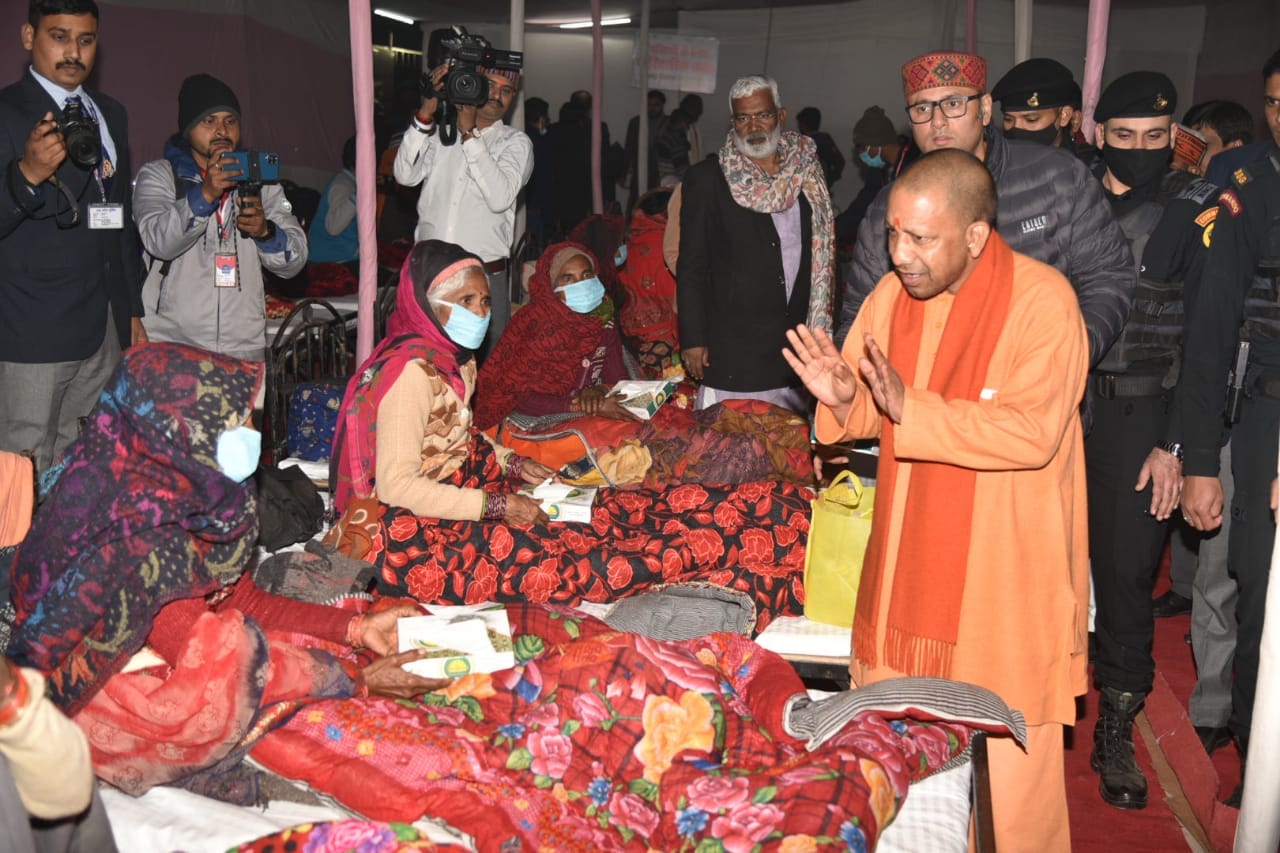 CM Yogi came out to know condition of night shelters in cold night in varanasi
