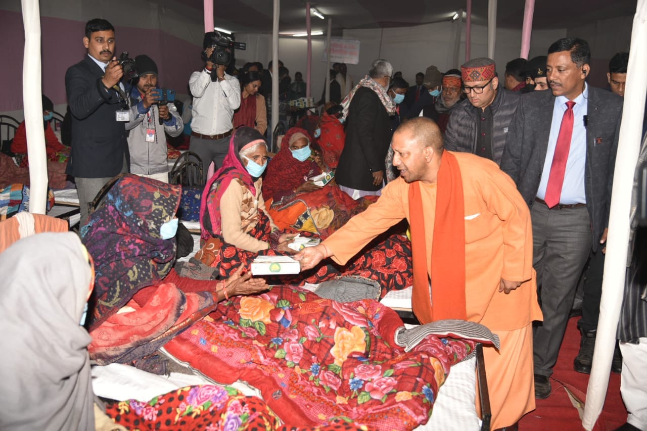 CM Yogi came out to know condition of night shelters in cold night in varanasi