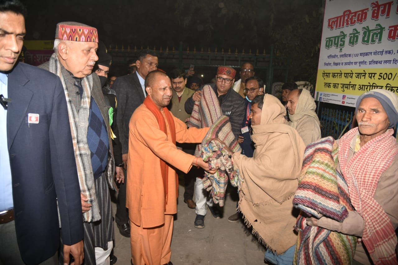CM Yogi came out to know condition of night shelters in cold night in varanasi