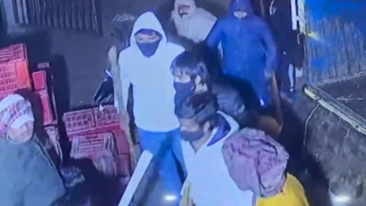 Youths beat up a fruit trader and broke his arms and legs in Rewari