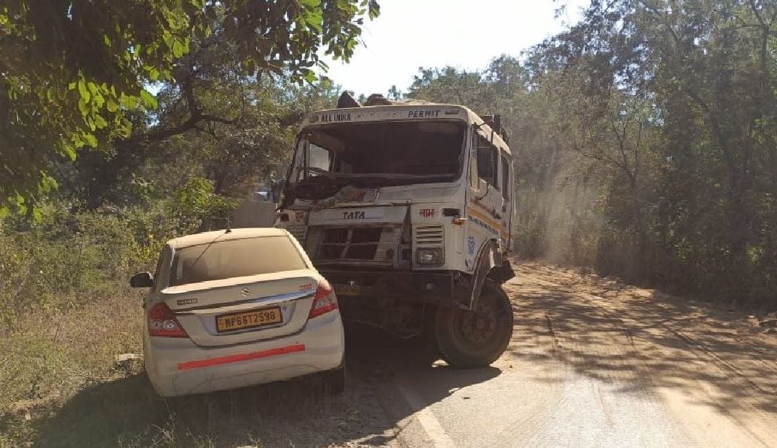 Road Accident in Sonbhadra four people including two friends lost their lives who going for a picnic