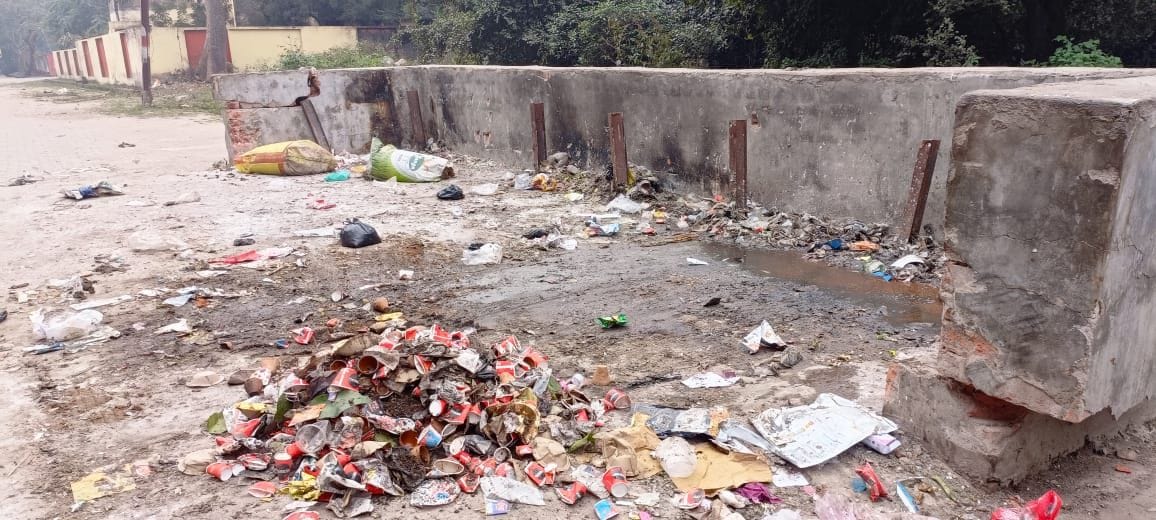 private hospitals throws bio waste on  nagar palika rubbish point