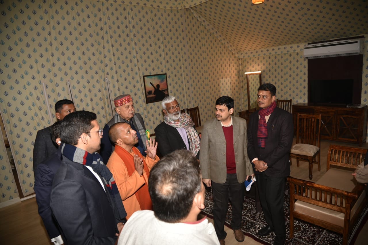 CM Yogi came out to know condition of night shelters in cold night in varanasi