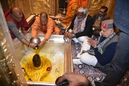 Chief Minister yogi aditayanath Varanasi visit address farmers in BHU and see condition of tent city