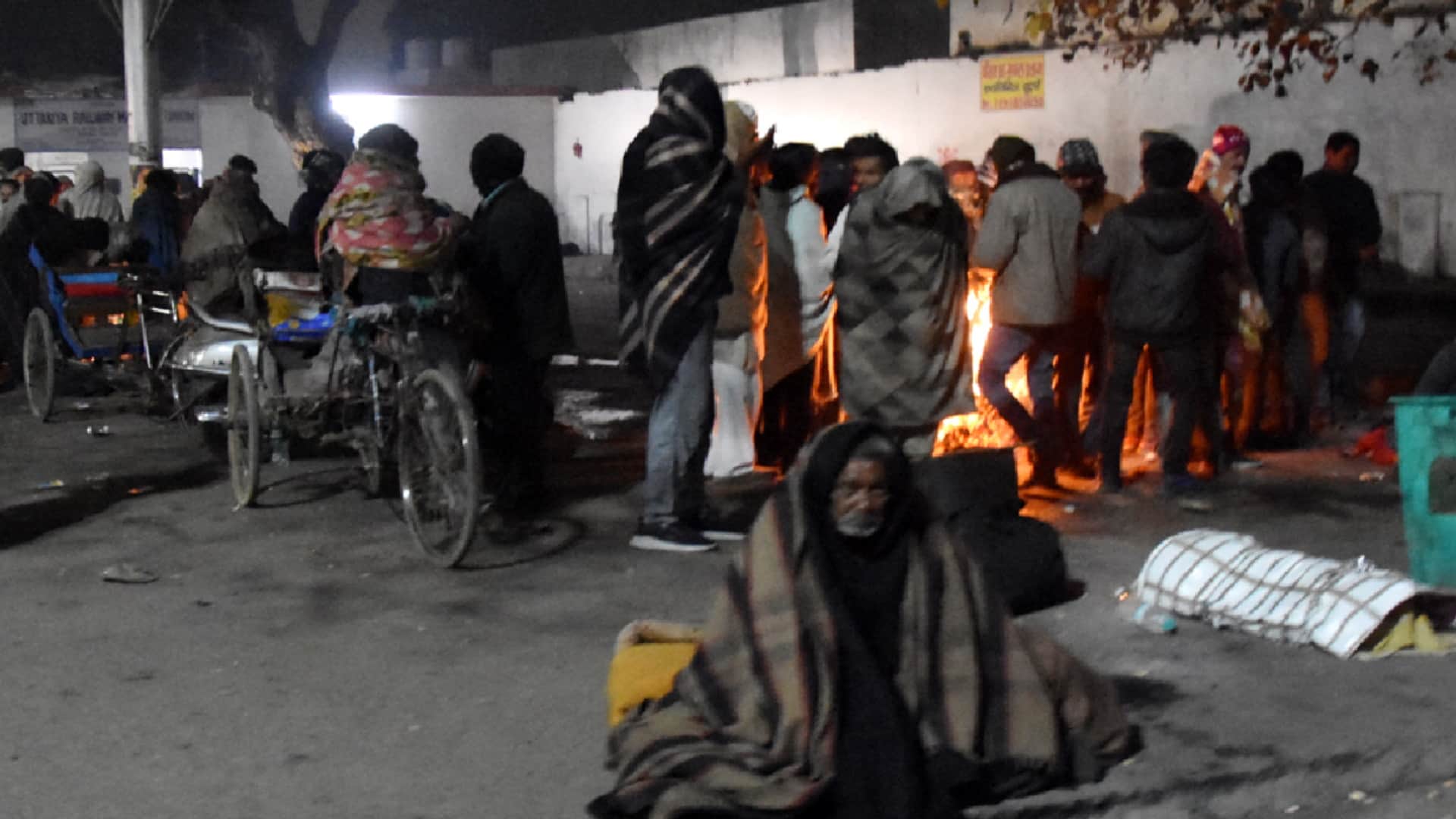 Meerut: city wrapped in thick fog, cold wind effected, speed of vehicles decreased