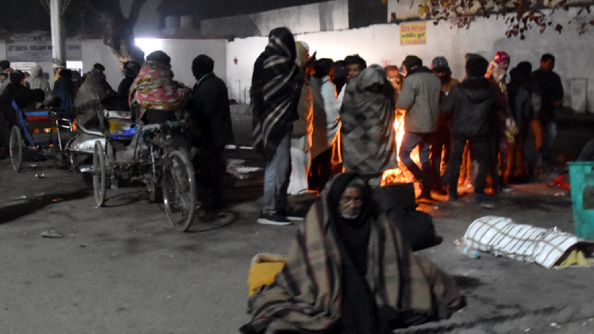 Meerut: city wrapped in thick fog, cold wind effected, speed of vehicles decreased