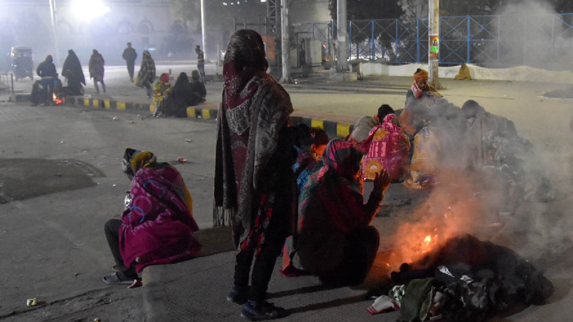 Meerut: city wrapped in thick fog, cold wind effected, speed of vehicles decreased