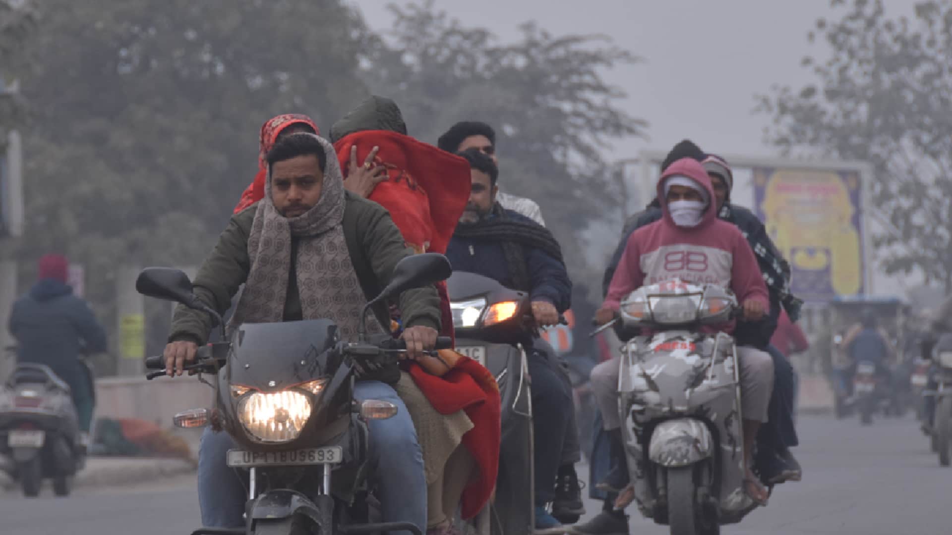 Meerut: city wrapped in thick fog, cold wind effected, speed of vehicles decreased