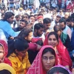 करणी सेना के पदाधिकारी सड़क पर धरने पर बैठे
