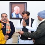 Prayagraj News :  पूर्व राज्यपाल केशरीनाथ के परिजनों को सांत्वना देते डिप्टी सीएम केशव प्रसाद मौर्य।