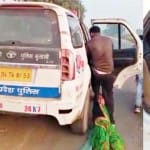 वृद्ध महिला को घसीटकर ले जाती पुलिस।