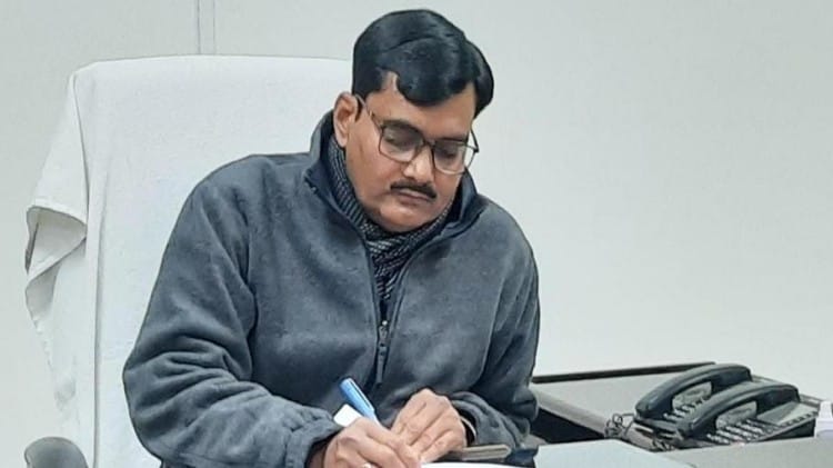 Aligarh News: ठंड में छुट्टी को लेकर नर्सरी से कक्षा 12 तक के लिए आया नया आदेश, ड्रेस की न रखें बाध्यता अलीगढ़ डीएम इंद्र विक्रम सिंह