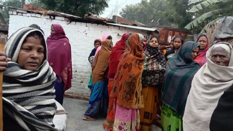 घटनास्थल पर ग्रामीण महिलाओं की भीड़