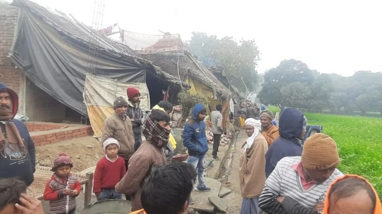मामले की जानकारी पर ग्रामीणों की लगी भीड़।