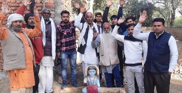 मुरसान के खुटीपुरी मार्ग पर मंदिर परिसर में विरोध प्रदर्शन करते मंदिर के महंत व ग्रामीण