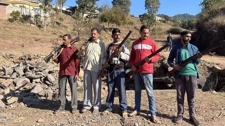 Jammu-Kashmir: VDC members with weapons after Rajouri incident