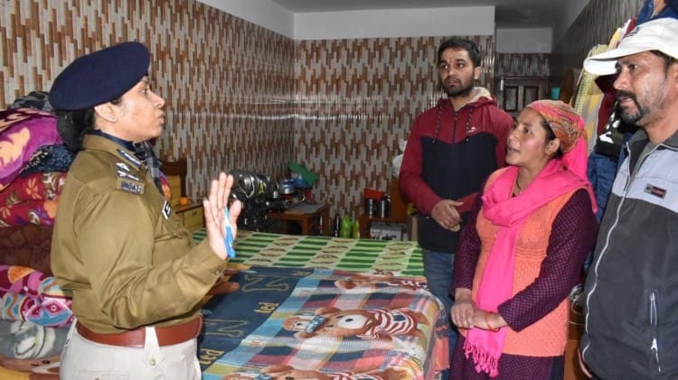 जोशीमठ में पीड़ितों से बात करती पुलिसकर्मी