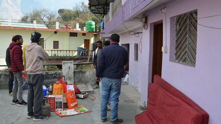 सामान लेकर निकले लोग