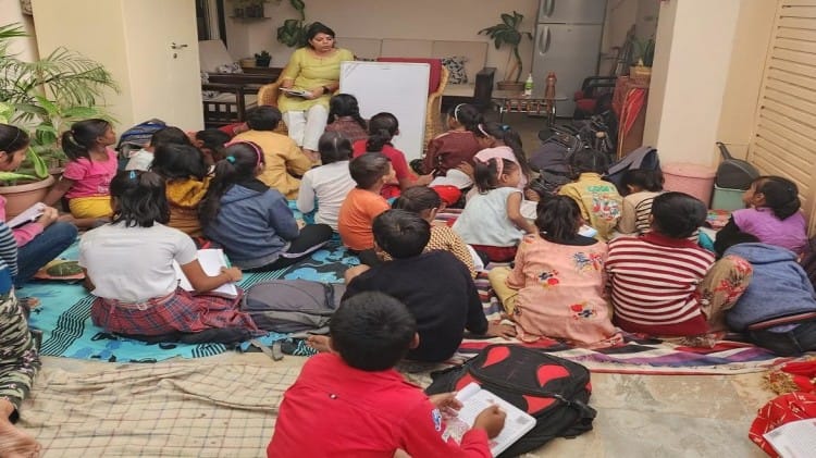 बच्चों को पढ़ातीं भावना अग्रवाल