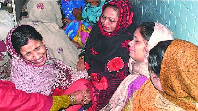 Bareilly News: गला दबाकर की गई थी शोभी की हत्या, धर्मशाला के कमरे में सड़ने लगा था शव शोभी देवल के परिजन