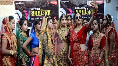 अमर उजाला अपराजिता में सजी-धजी महिलाएं