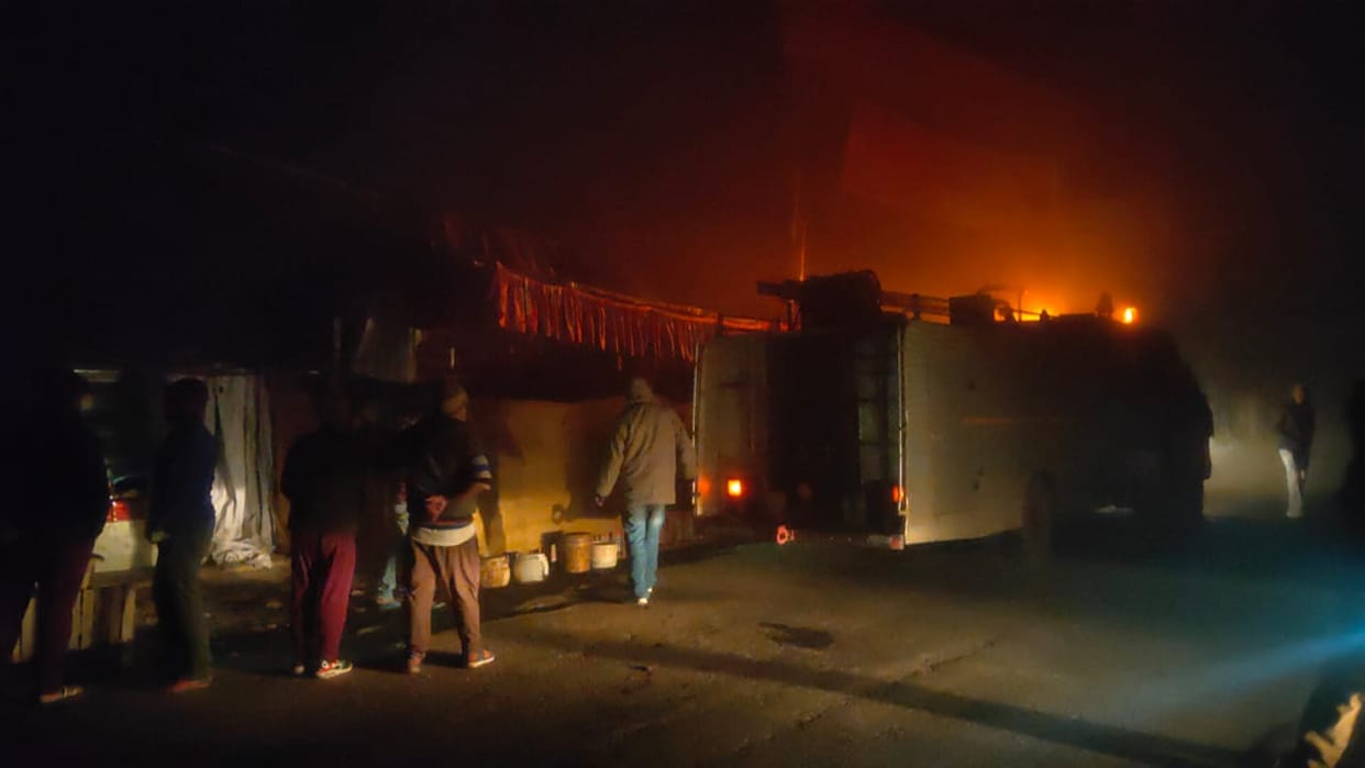 Fierce fire broke out in godown of sweet shop in azamgarh loss of lakhs due to short circuit