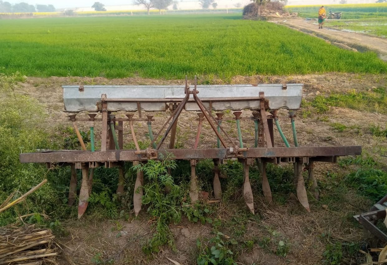 Farmers should not keep agricultural equipment in the open due to fog and dew drops