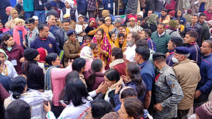 भारत जोड़ो यात्रा में राहुल गांधी को तिलक करने के लिए पहुंची रोहतक व भिवानी की महिलाएं।