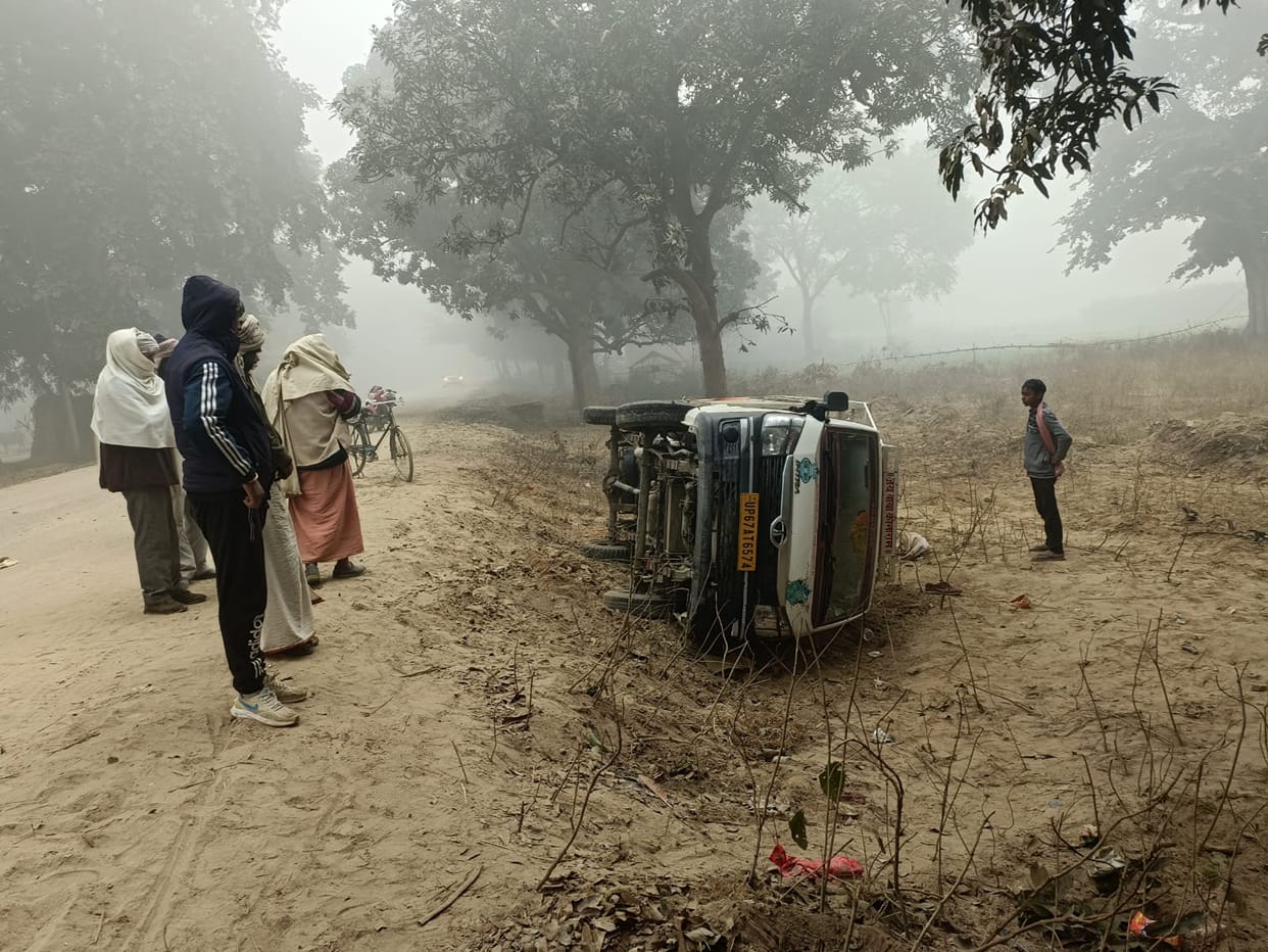 one died due to overturning of DJ on Magic in chandauli road not visible due to dense fog