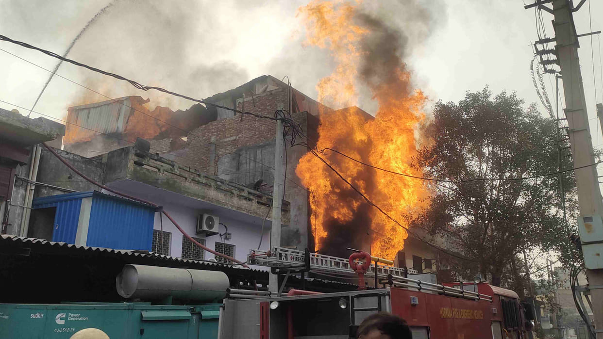Bahadurgarh: Fire broke out in the paint factory, four scorched including the owner